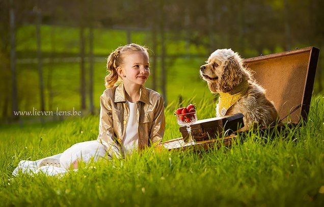 Communiefoto van een meisje met haar hond