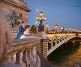 huwelijks foto maken in Parijs, origineel voorbeeld, brug trouwkoppel in 