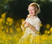 communiefoto voorbeeld Meisje gele bloemen